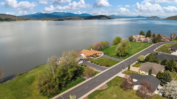 Aerial view - Lakeside Leisure, Hot Tub, Golf Course, Sleeps 10, Lakefront, Near Crater Lake (Klamath Falls)