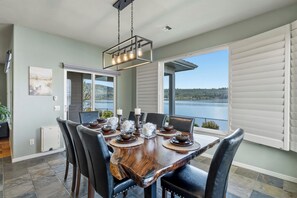 Dining - Lakeside Leisure, Hot Tub, Golf Course, Sleeps 10, Lakefront, Near Crater Lake (Klamath Falls)