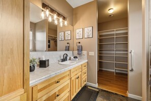 Bathroom - Lakeside Leisure, Hot Tub, Golf Course, Sleeps 10, Lakefront, Near Crater Lake (Klamath Falls)