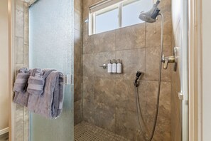 Douche, sèche-cheveux, serviettes fournies, savon