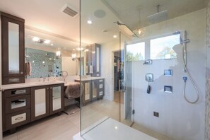 Dusche, Whirlpool, Handtücher, Toilettenpapier