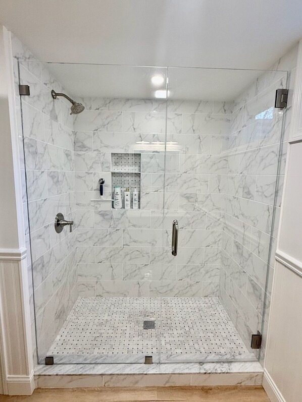 Shower, hair dryer, towels, soap - New 3 bdrm/3b near Jackknife Beach/Wequassett/Gameroom (Chatham)
