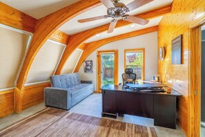 Televisión, chimenea, videojuegos y oficina 