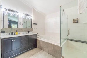 Shower, hair dryer, shampoo - Modern Getaway for 11- Hot Tub, Games, Gym (Reno)