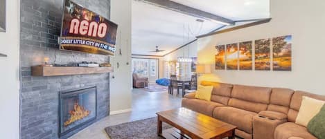 Televisión, chimenea, videojuegos y oficina