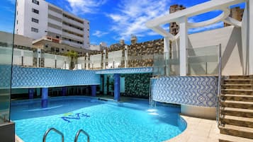 2 outdoor pools