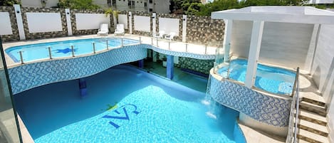 2 outdoor pools