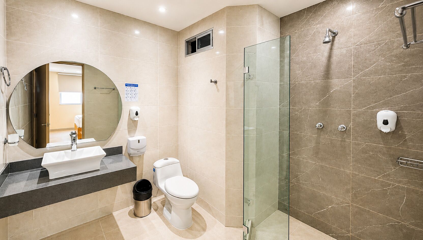 Habitación Deluxe doble | Baño | Ducha, toallas, jabón y papel higiénico