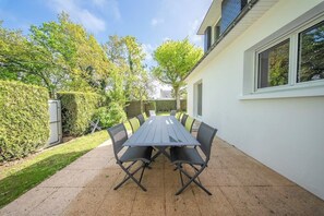 Outdoor dining - Villa moderne en impasse, le bonheur en famille (Larmor-Plage)