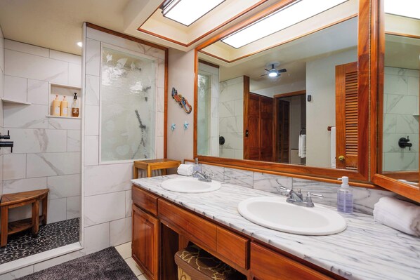 Shower, hair dryer, towels - Sunset View at Kahaluu Bay Villas (Kailua-Kona)