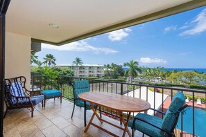 Outdoor dining - Sunset View at Kahaluu Bay Villas (Kailua-Kona)