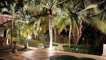 Bungalow, 2 habitaciones, patio, vista al jardín | Alberca | Alberca al aire libre