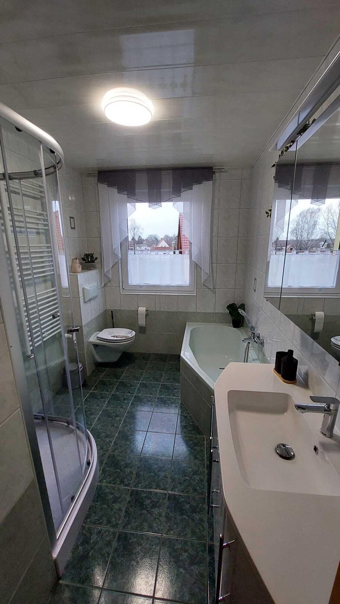 Dusche, Haartrockner, Handtücher, Seife