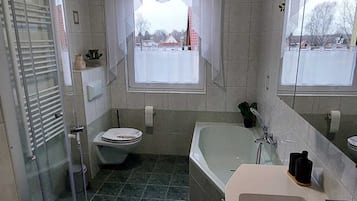 Dusche, Haartrockner, HandtĂŒcher, Seife