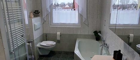 Dusche, Haartrockner, Handtücher, Seife