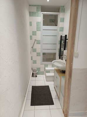 Dusche, Haartrockner, Handtücher, Toilettenpapier