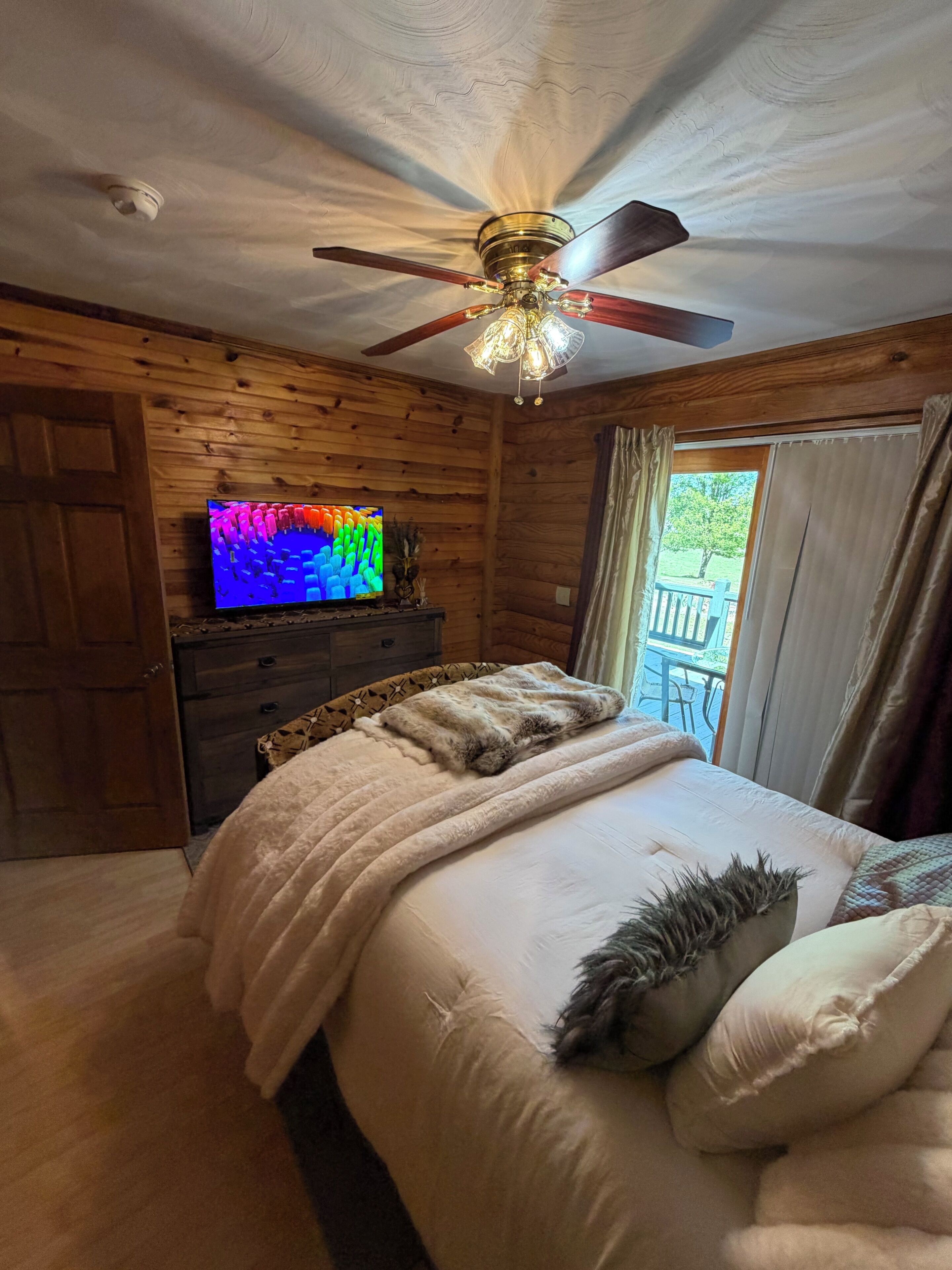 3 bedrooms, iron/ironing board, internet, bed sheets