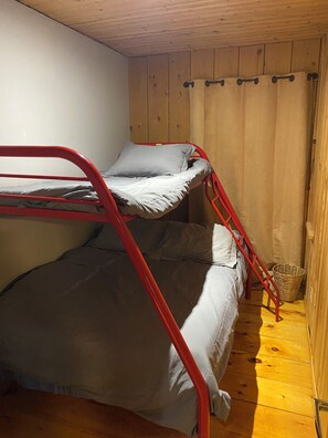 WiFi, bed sheets - Rustic Private Cabin In Trent Lakes (Kinmount)