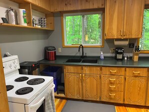 Private kitchen - Rustic Private Cabin In Trent Lakes (Kinmount)