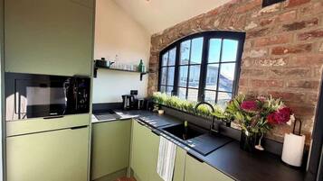 Coffee/tea maker, microwave, stovetop, dishwasher