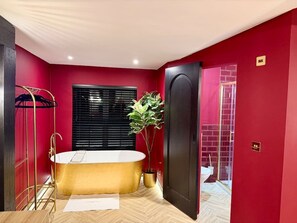 Shower, hair dryer, shampoo - 3 Boutique Apartments  Jewellery Quarter BHM (West Midlands)