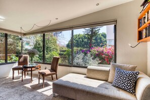 Nhà tiện nghi đơn giản, 3 phòng ngủ, sân hiên, quang cảnh vườn | Quang cảnh từ phòng