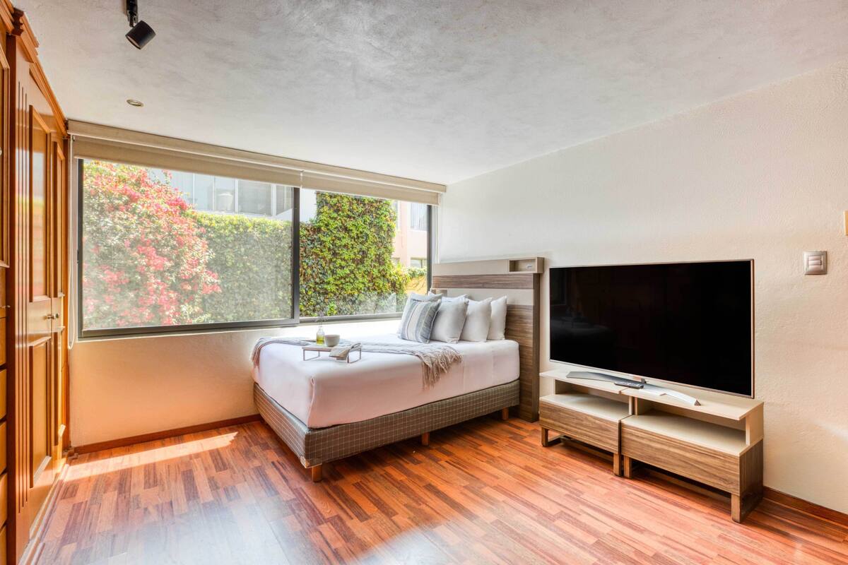 Nhà tiện nghi đơn giản, 3 phòng ngủ, sân hiên, quang cảnh vườn