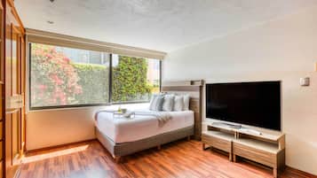 Casa Confort, 3 habitaciones, patio, vista al jardín | Espacio para trabajar con laptop y tabla de planchar con plancha
