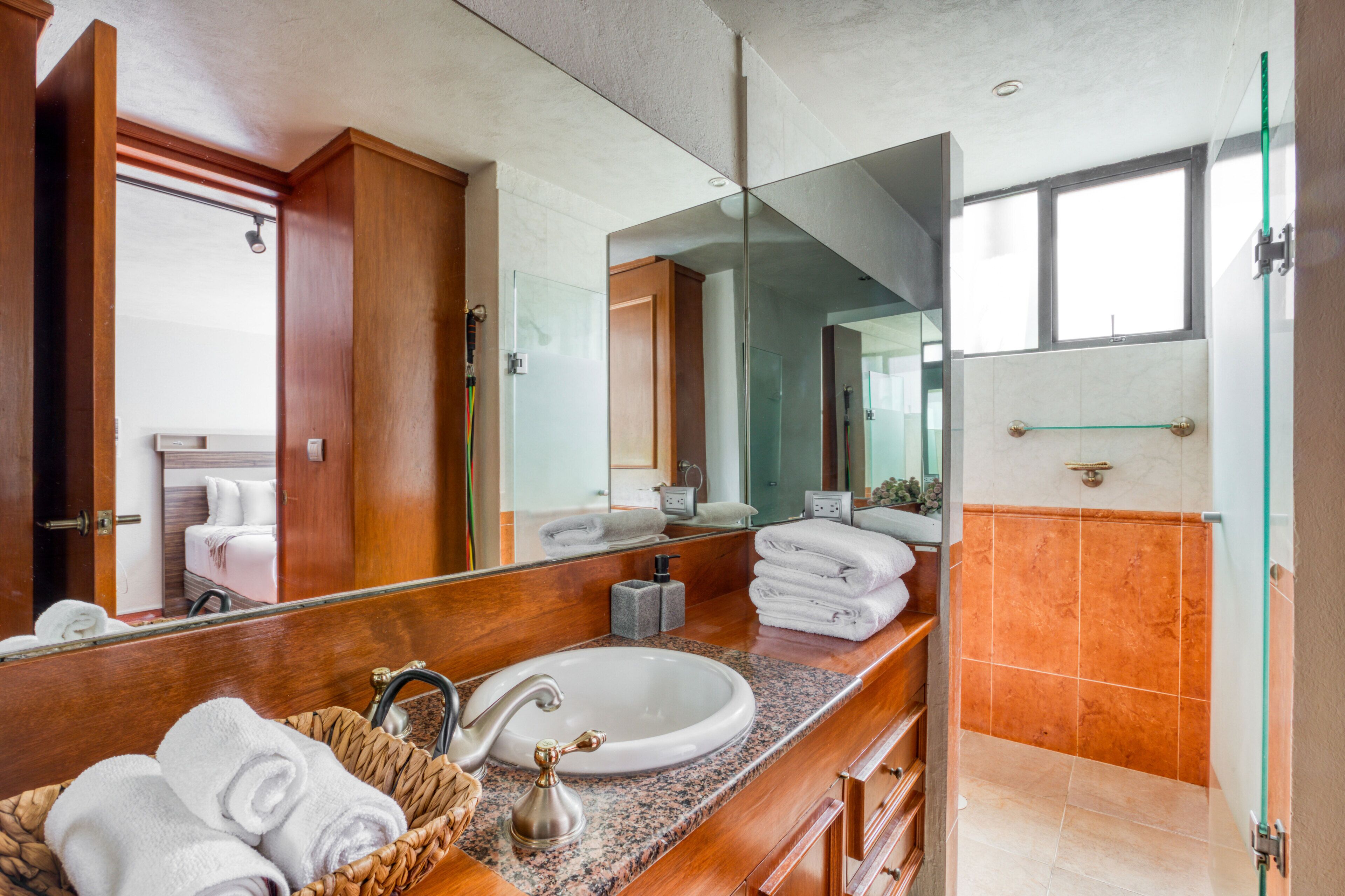 Rumah Comfort, 3 kamar tidur, patio, pemandangan kebun | Kamar mandi | Handuk, sabun, sampo, dan tisu toilet