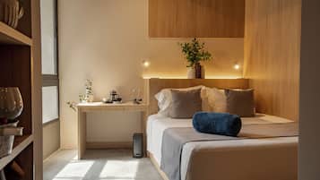 Hypo-allergenic bedding, minibar, in-room safe, blackout drapes