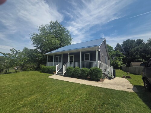 Cozy 2-bedroom home in SW Virginia near the New River & 20 minutes to Blacksburg