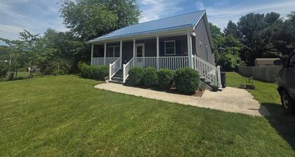 Cozy 2-bedroom home in SW Virginia near the New River & 20 minutes to Blacksburg