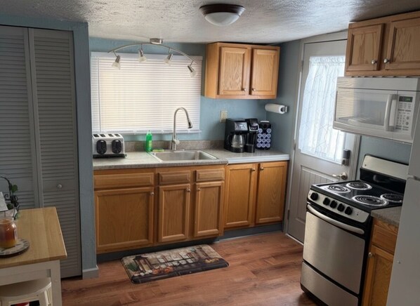 Private kitchen - The Lil Cottage By The Lake (Linesville)