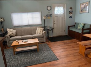 Living area - The Lil Cottage By The Lake (Linesville)