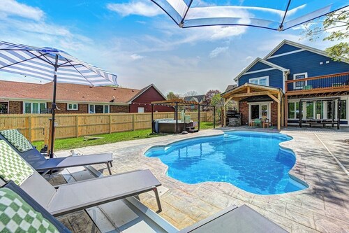 Grandstand Gathering House: Pool, Theater, Gym
