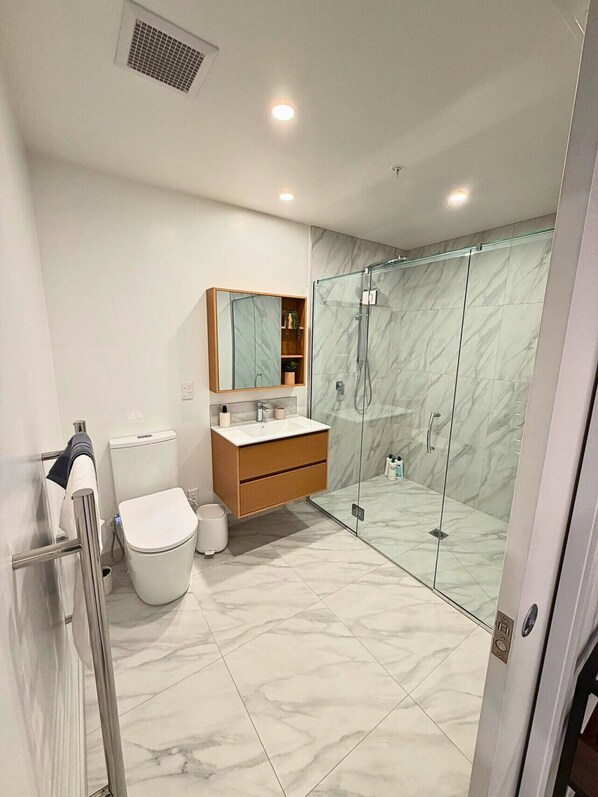 Hair dryer, towels - Central Christchurch One Bedroom Apartment (Christchurch)