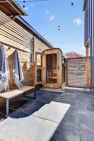 Terrace/patio. Casa Jaguar- 2 Bdrm Apt + Hot Tub/Sauna