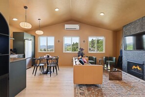Smart TV, fireplace, books - Casa Jaguar- 2 Bdrm Apt + Hot Tub/Sauna (Cook)