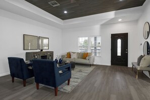 Smart TV - 4BR/3 BA Retreat Bungalow/Houston Dtown Eado/T Med Center/FIFA WC Fest/MetroRail (Houston)