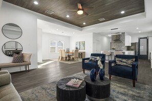 Smart TV - 4BR/3 BA Retreat Bungalow/Houston Dtown Eado/T Med Center/FIFA WC Fest/MetroRail (Houston)