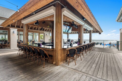 Top-Floor Ocean View Villa, Freshly Updated + Beach Club Access