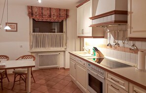 Frigorífico, microondas, placa de cocina y lavavajillas