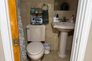 Bathroom - FIFA 2026 Stay - 2 Miles from Stadium (Carlstadt)