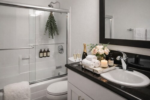 Private Luxury 1BR Retreat w/ Pool View + Spa Experience