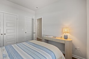 4 makuuhuonetta, silitysrauta/-lauta, ilmainen Wi-Fi, vuodevaatteet