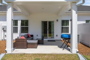 Terrace/patio - Spacious 4-bedroom house with AC in enchanting Ocean Isle Beach (Ocean Isle Beach)