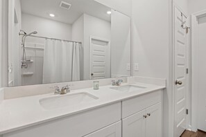 Hair dryer, towels, toilet paper - Spacious 4-bedroom house with AC in enchanting Ocean Isle Beach (Ocean Isle Beach)