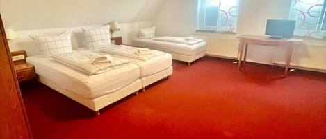 Habitación doble clásica, vista al jardín | Escritorio