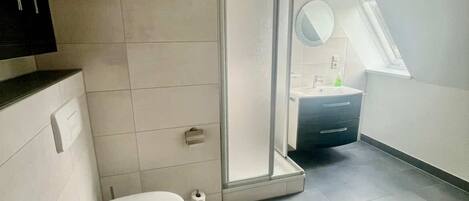 Amenidades de baño gratuitas, secadora de cabello, pantuflas, toallas