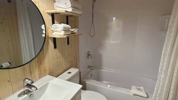 Quadrupla Standard | Bagno | Set di cortesia gratuito, sapone, shampoo, carta igienica